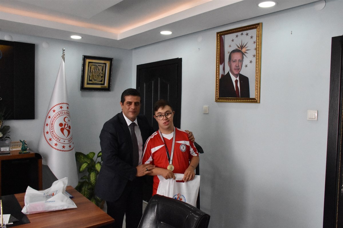 İL MÜDÜRÜMÜZ ŞAMPİYON SPORCULARI MAKAMINDA AĞIRLADI