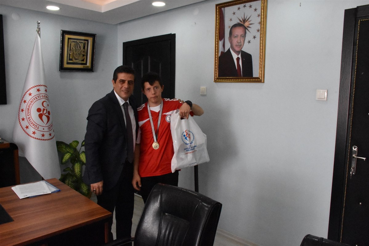 İL MÜDÜRÜMÜZ ŞAMPİYON SPORCULARI MAKAMINDA AĞIRLADI